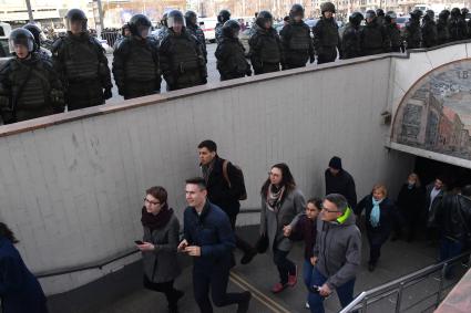 Москва.  Несанкционированная акция против коррупции сторонников оппозиционера Алексея Навального на Тверской улице.