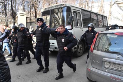 Москва.  Сотрудники полиции во время  несанкционированной акции против коррупции сторонников оппозиционера Алексея Навального в Мамоновском переулке.