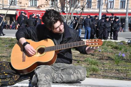 Москва.  Молодой человек играет на гитаре  на Триумфальной площади.