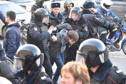 Москва. Задержание участника несанкционированной акции оппозиции против коррупции   на Тверской улице.