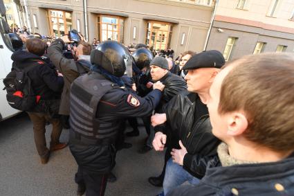 Москва.  Сотрудники полиции во время  несанкционированной акции против коррупции сторонников оппозиционера Алексея Навального в Мамоновском переулке.