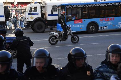 Москва.  Во время  несанкционированной акции против коррупции сторонников оппозиционера Алексея Навального   на Тверской улице.