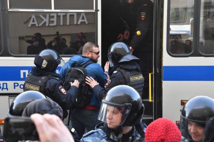 Москва. Задержание участника несанкционированной акции оппозиции против коррупции   на Тверской улице.