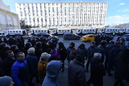 Москва.  Несанкционированная акция против коррупции сторонников оппозиционера Алексея Навального на Тверской улице.