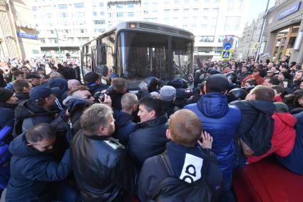 Москва.  Сотрудники полиции во время  несанкционированной акции против коррупции сторонников оппозиционера Алексея Навального в Мамоновском переулке.