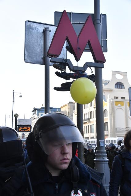 Москва.  Сотрудник полиции во время  несанкционированной акции против коррупции сторонников оппозиционера Алексея Навального  на Тверской улице.