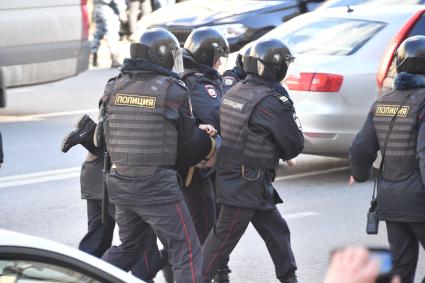 Москва. Задержание участника несанкционированной акции оппозиции против коррупции   на Тверской улице.