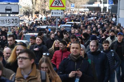 Москва.  Несанкционированная акция против коррупции сторонников оппозиционера Алексея Навального   в Мамоновском переулке.