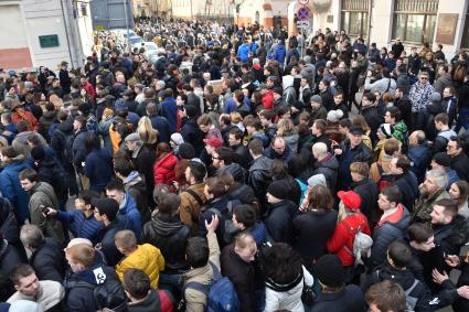 Москва.  Несанкционированная акция против коррупции сторонников оппозиционера Алексея Навального   в Мамоновском переулке.