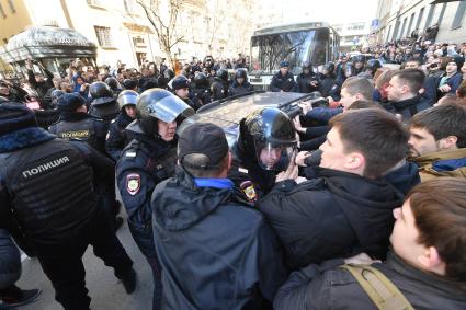 Москва.  Сотрудники полиции во время  несанкционированной акции против коррупции сторонников оппозиционера Алексея Навального в Мамоновском переулке.