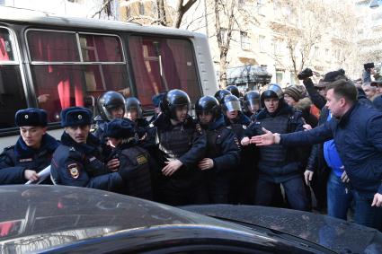 Москва.  Сотрудники полиции во время  несанкционированной акции против коррупции сторонников оппозиционера Алексея Навального в Мамоновском переулке.