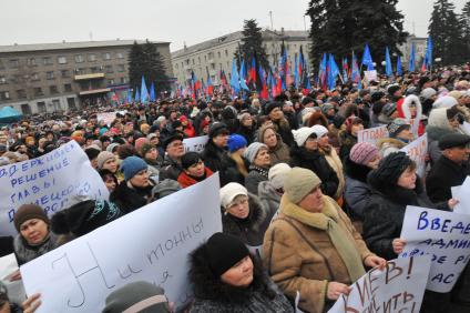 Украина, Донецк. Жители города вышли на митинг в поддержку решения властей взять под контроль предприятия региона, зарегистрированные на Украине.