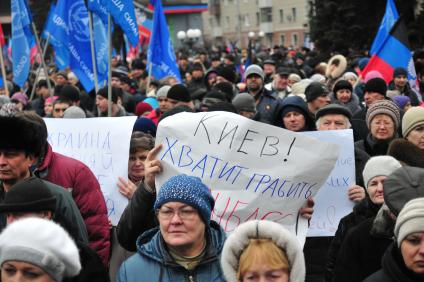 Украина, Донецк.  Жители города вышли на митинг в поддержку решения властей  взять под контроль предприятия региона, зарегистрированные на Украине.