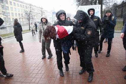 Белоруссия. Минск. Сотрудники ОМОНа задерживают девушку во время  несанкционированной акции белорусской оппозиции `День Воли`, посвященной 99-летию образования в 1918 году Белорусской Народной Республики.