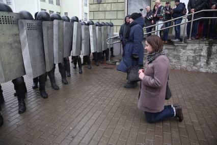 Белоруссия. Минск. Сотрудники ОМОНа во время  несанкционированной акции белорусской оппозиции `День Воли`, посвященной 99-летию образования в 1918 году Белорусской Народной Республики.