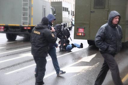Белоруссия. Минск. Сотрудники ОМОНа задерживают мужчину во время несанкционированной акции белорусской оппозиции `День Воли`, посвященной 99-летию образования в 1918 году Белорусской Народной Республики.