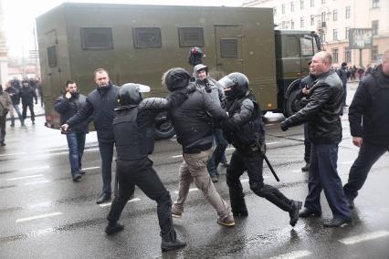 Белоруссия. Минск. Сотрудники ОМОНа задерживают мужчину во время несанкционированной акции белорусской оппозиции `День Воли`, посвященной 99-летию образования в 1918 году Белорусской Народной Республики.