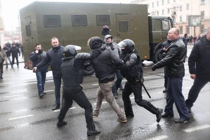 Белоруссия. Минск. Сотрудники ОМОНа задерживают мужчину во время  несанкционированной акции белорусской оппозиции `День Воли`, посвященной 99-летию образования в 1918 году Белорусской Народной Республики.