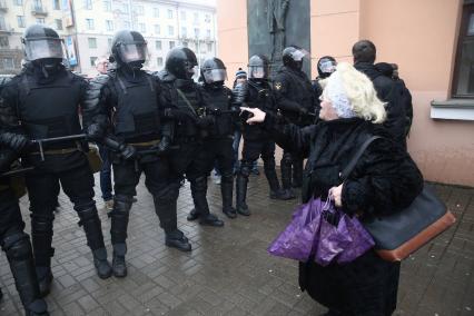 Белоруссия. Минск. Сотрудники ОМОНа во время  несанкционированной акции белорусской оппозиции `День Воли`, посвященной 99-летию образования в 1918 году Белорусской Народной Республики.