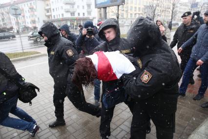 Белоруссия. Минск. Сотрудники ОМОНа задерживают девушку во время  несанкционированной акции белорусской оппозиции `День Воли`, посвященной 99-летию образования в 1918 году Белорусской Народной Республики.