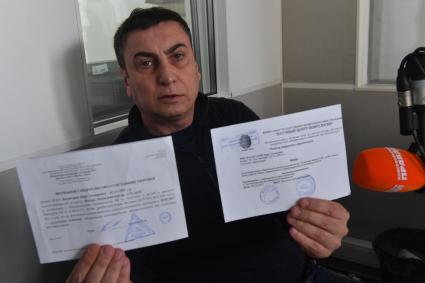 Москва. Отец Мары Багдасарян Эльмар показывает медицинские справки о состоянии здоровья дочери на радиостанции `Комсомольская правда`.
