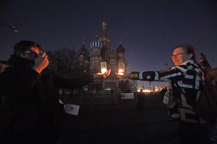 Москва . Участники  экологической акции `Час земли` на Красной площади.