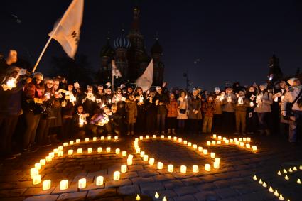 Москва . Участники  экологической акции `Час земли` на Красной площади.