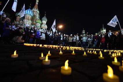 Москва . Участники  экологической акции `Час земли` на Красной площади.