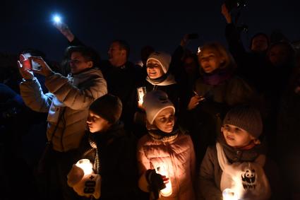 Москва . Певица Диана Арбенина  ( в белой шапочке)  со своими  детьми во время  экологической акции `Час земли` на Красной площади.