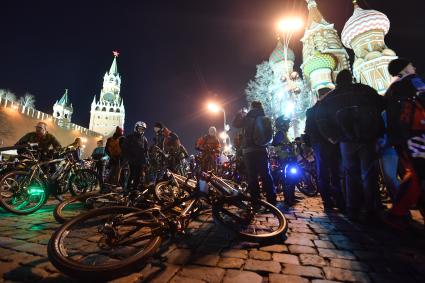 Москва . Участники  экологической акции `Час земли` на Красной площади.