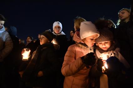 Москва . Певица Диана Арбенина  ( в белой шапочке)  со своими  детьми во время  экологической акции `Час земли` на Красной площади.