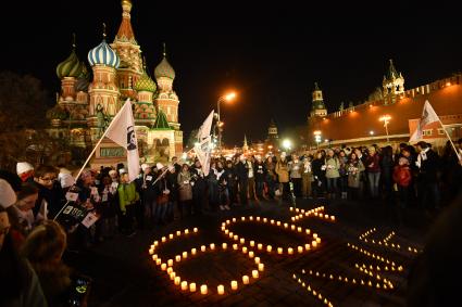 Москва . Участники экологической акции `Час земли` на Красной площади.