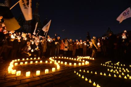 Москва . Участники  экологической акции `Час земли` на Красной площади.