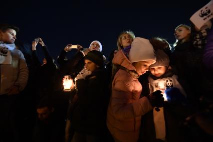 Москва . Певица Диана Арбенина  ( в белой шапочке)  со своими  детьми во время  экологической акции `Час земли` на Красной площади.