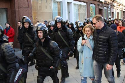 Москва. Сотрудники полиции во время  несанкционированной акции против коррупции сторонников оппозиционера Алексея Навального на Тверской улице.