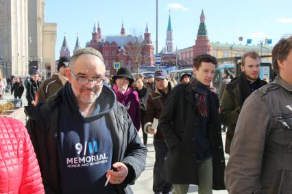 Москва. Блогер Антон Носик (слева) во время несанкционированной акции против коррупции сторонников оппозиционера Алексея Навального на Тверской улице.