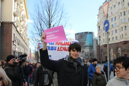 Москва.  Несанкционированная акция против коррупции сторонников оппозиционера Алексея Навального на Тверской улице.