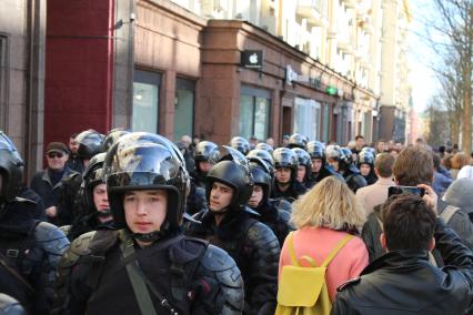 Москва. Сотрудники полиции во время  несанкционированной акции против коррупции сторонников оппозиционера Алексея Навального на Тверской улице.