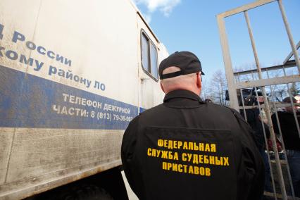 Ленинградская область, Приозерск. Судебный пристав у городского суда, куда был доставлен предприниматель Владимир Бельский, подозреваемый в умышленном наезде на ребенка. Суд арестовал его на два месяца.