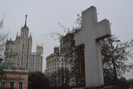 Москва. Вид на высотное здание на Котельнической набережной и крест памятника  Дмитрию Донскому у подножия  Красного Холма  возле Яузских ворот.