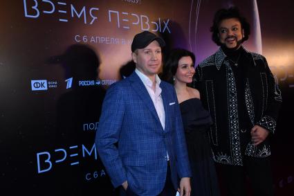 Москва. Художественный руководитель Государственного Театра Наций, актер Евгений Миронов, актриса Александра Урсуляк и певец Филипп Киркоров (слева направо) на премьере фильма режиссера Дмитрия Киселева `Время первых` в кинотеатре `Каро 11 Октябрь`.