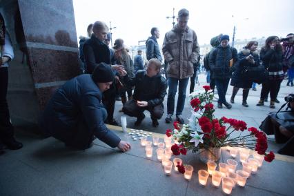 Санкт-Петербург. Горожане несут цветы и свечи к станции метро `Сенная площадь` в память о погибших в результате взрыва в перегоне между станциями  `Сенная площадь` и `Технологический институт`.