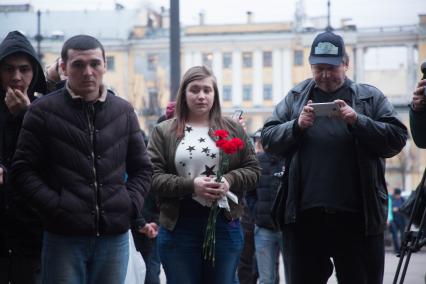 Санкт-Петербург. Горожане несут цветы и свечи к станции метро `Сенная площадь` в память о погибших в результате взрыва в перегоне между станциями  `Сенная площадь` и `Технологический институт`.