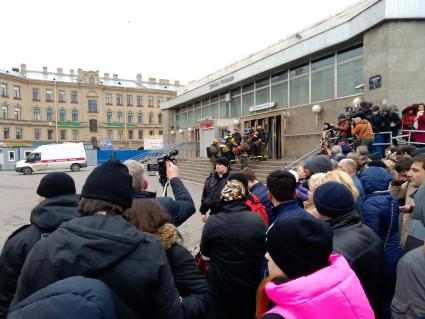 Санкт-Петербург. Возле станции метро `Сенная площадь`, где на перегоне от станции `Технологический институт` в вагоне поезда произошел взрыв.