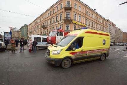 Санкт-Петербург. Автомобили Скорой помощи на Московском проспекте у станции метро `Технологический институт`, где на перегоне от станции `Сенная площадь` в вагоне поезда произошел взрыв.