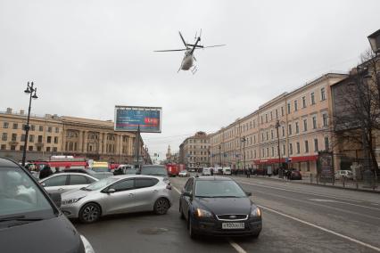 Санкт-Петербург. Вертолет МЧС России на Московском проспекте у станции метро `Технологический институт`, где на перегоне от станции `Сенная площадь` в вагоне поезда произошел взрыв.