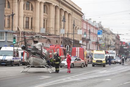 Санкт-Петербург. Вертолет МЧС России на Московском проспекте у станции метро `Технологический институт`, где на перегоне от станции `Сенная площадь` в вагоне поезда произошел взрыв.