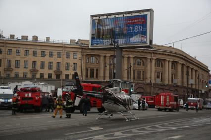 Санкт-Петербург.  Вертолет МЧС России на Московском проспекте у станции метро `Технологический институт`, где на перегоне от станции `Сенная площадь` в вагоне поезда произошел взрыв.