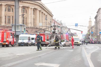 Санкт-Петербург. Вертолет МЧС России на Московском проспекте у станции метро `Технологический институт`, где на перегоне от станции `Сенная площадь` в вагоне поезда произошел взрыв.