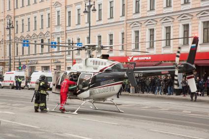 Санкт-Петербург.  Вертолет МЧС России на Московском проспекте у станции метро `Технологический институт`, где на перегоне от станции `Сенная площадь` в вагоне поезда произошел взрыв.